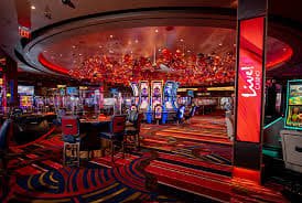 Tangan dealer membagikan kartu dalam permainan poker kasino langsung dengan antarmuka real-time