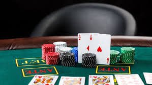 Visual roulette roda berputar dalam permainan kasino langsung dengan dealer profesional
